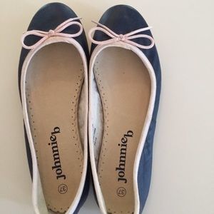 Boden navy ballet flats with pink trim.